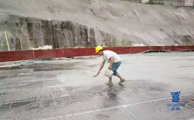 防水材料施工完畢撒上干水泥粉 貴港·平南中心商業(yè)廣場(圖3)